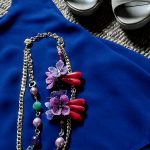 Come indossare una collana particolare di alta bigiotteria con perle di Maiorca, pietre dure e fiori tridimensionali.