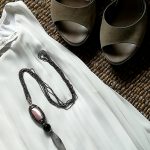 Come indossare una collana lunga con ciondolo di alta bigiotteria con quarzo rosa, quarzo tormalinato e onice.