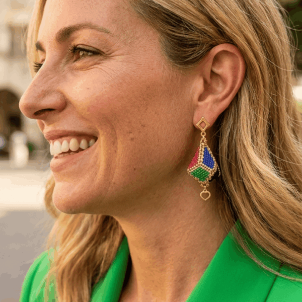 Orecchini pendenti forma a lanterna tridimensionale piena colore oro, blu, rosso e verde indossati da donna con outfit verde