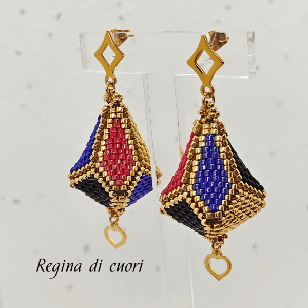 Orecchini pendenti forma a lanterna tridimensionale piena colore oro, nero, blu e rosso su uno sfondo chiaro