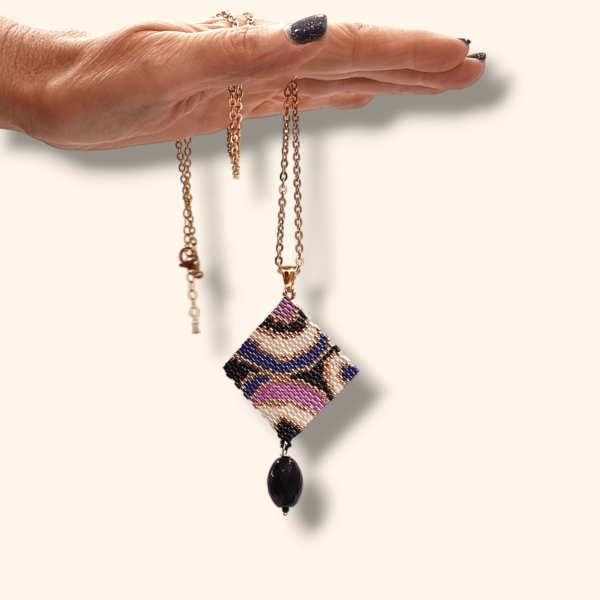 Collana lunga dorata con ciondolo quadrato