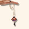 Collana lunga con pendente di perline in stile retrò.