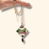 Collana ciondolo design geometrico verde e rosa con agata nera.