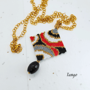 Collana lunga con pendente quadrato geometrico design vintage, tessuto a mano con micro-perline e pietra onice pendente nera, su catena in acciaio dorata.