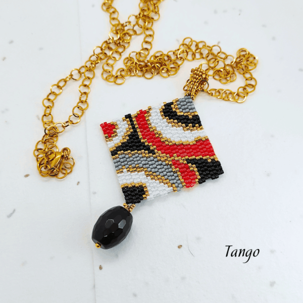 Collana lunga con pendente quadrato geometrico design vintage, tessuto a mano con micro-perline e pietra onice pendente nera, su catena in acciaio dorata.