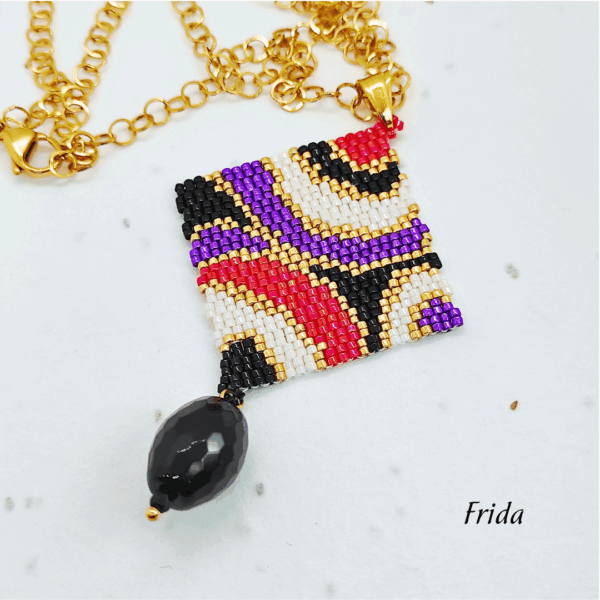 Collana lunga con pendente quadrato geometrico design vintage, tessuto a mano con micro-perline e pietra onice pendente nera, su catena in acciaio dorata.