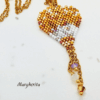 Collana a forma di mongolfiera "Margherita" firmata Vanitage Gioielli, realizzata a mano con perline di vetro sfumate oro, bianco e bronzo, dotata di catena dorata in acciaio e ciondolo a stella in argento 925 su sfondo chiaro