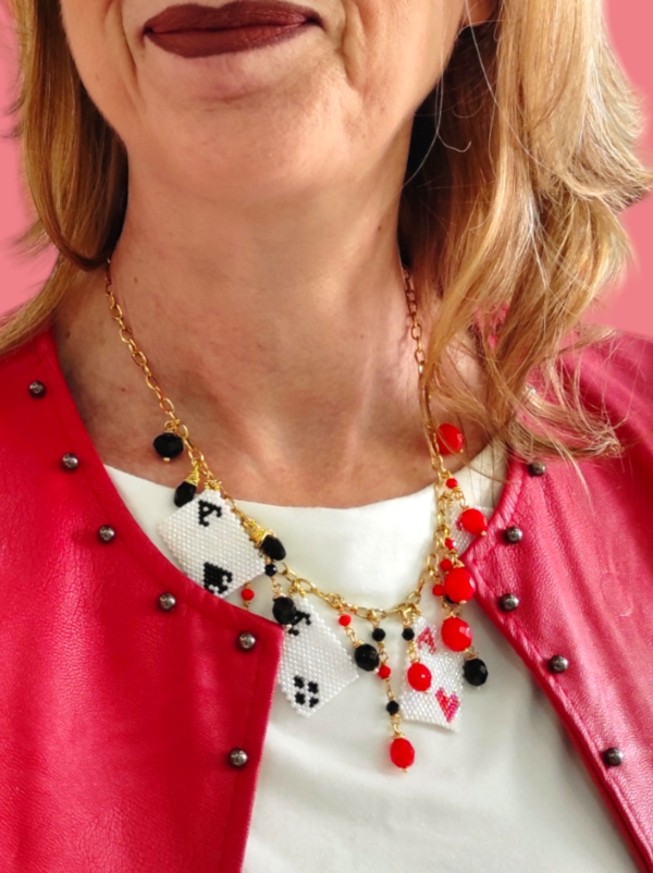 Collana chunky con carte d agioco di perline
