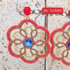 ORECCHINI grandi pendenti a fiore rosso con cristallo centrale blu e perno in ottone con cristallo rosso