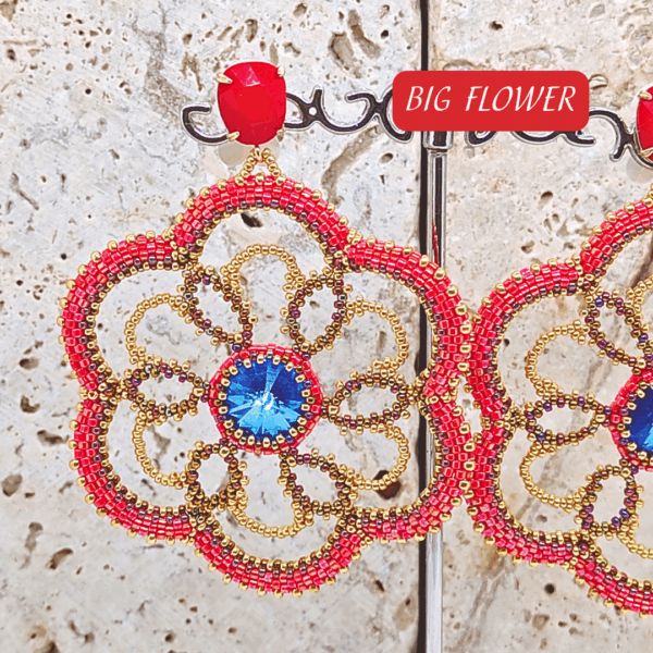ORECCHINI grandi pendenti a fiore rosso con cristallo centrale blu e perno in ottone con cristallo rosso