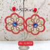 ORECCHINI grandi pendenti a fiore rosso con cristallo centrale blu e perno in ottone con cristallo rosso appesi su espositore