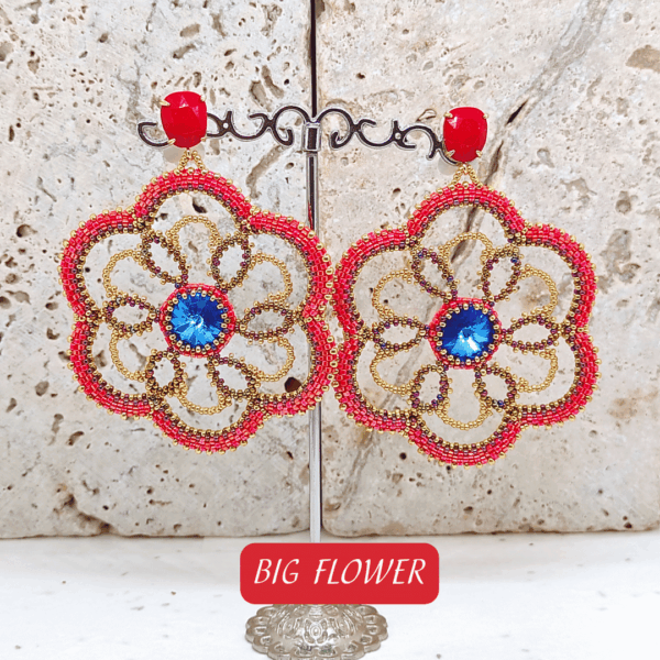 ORECCHINI grandi pendenti a fiore rosso con cristallo centrale blu e perno in ottone con cristallo rosso appesi su espositore
