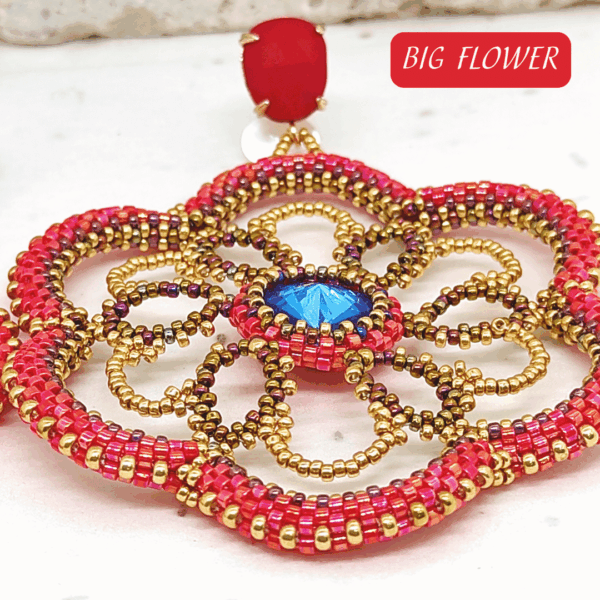 ORECCHINI grandi pendenti a fiore rosso con cristallo centrale blu e perno in ottone con cristallo rosso