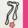 Collana Fiore rosa realizzato a mano con perline in vetro e collana, con cristalli neri di Boemia nodi. Sfondo bianco.