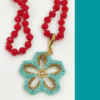 Collana Fiore turchese realizzato a mano con perline in vetro e collana, con cristalli rossi a nodi. Sfondo bianco.