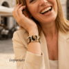 Bracciale rigido a fascia larga realizzato a mano con perline di vetro Miyuki con motivo leopardato animalier nei toni del nero, oro e marrone, dotato di chiusura a incastro in metallo dorato lucido indossato.