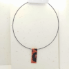 collana corta girocollo in stile animalier, su sfondo chiaro