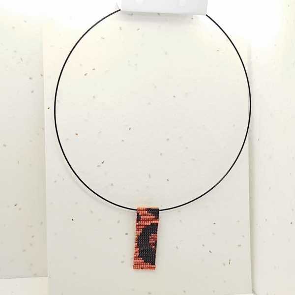 collana corta girocollo in stile animalier, su sfondo chiaro