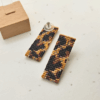 Orecchini a lobo in stile animalier ghepardato, retro, su sfondo chiaro