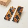 Orecchini a lobo in stile animalier leopardato, retro, su sfondo chiaro