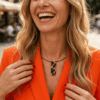 collana corta in stile animalier ghepardato indossata da donna con i capelli biondi e outfit arancione