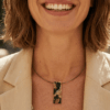 collana corta in stile animalier leopardato indossata da donna con i capelli biondi e outfit beige