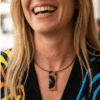 collana corta in stile animalier indossata da donna con i capelli biondi e outfit nero