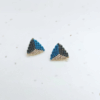 orecchini a lobo a triangolo argentati, colorati su sfondo chiaro