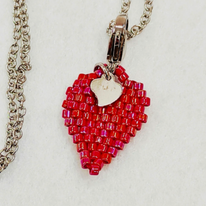 Ciondolo cuore rosso di perline con charm in argento 925