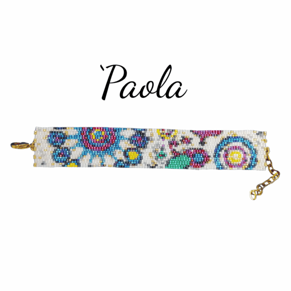 Bracciale di perline a fascia design floreale pop su sfondo bianco