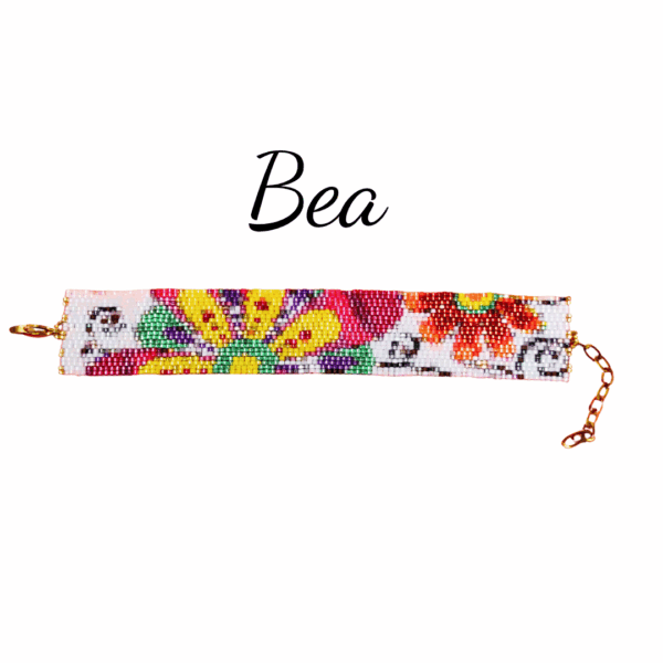 Bracciale di perline a fascia design floreale pop su sfondo bianco