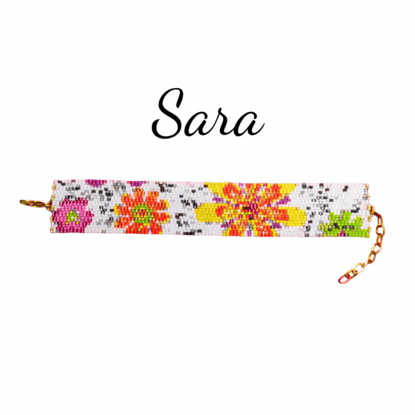 Bracciale di perline a fascia design floreale pop su sfondo bianco