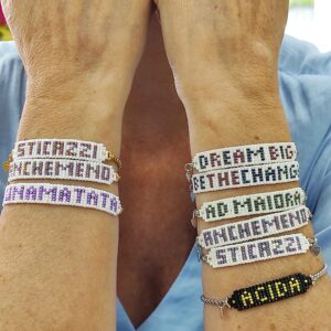 Bracciali di perline con scritte indossati