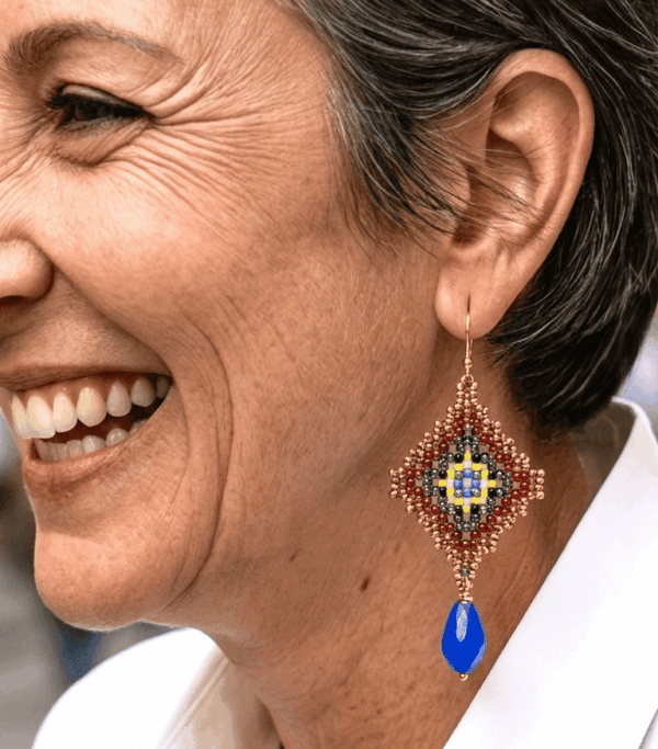 Modella che indossa orecchini granny modello Soul di perline, con una camicia bianca