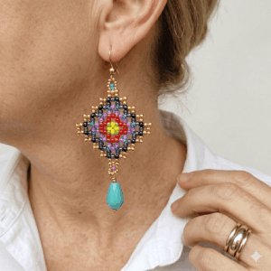 Modella che indossa orecchini granny modello Soul di perline, con una camicia bianca