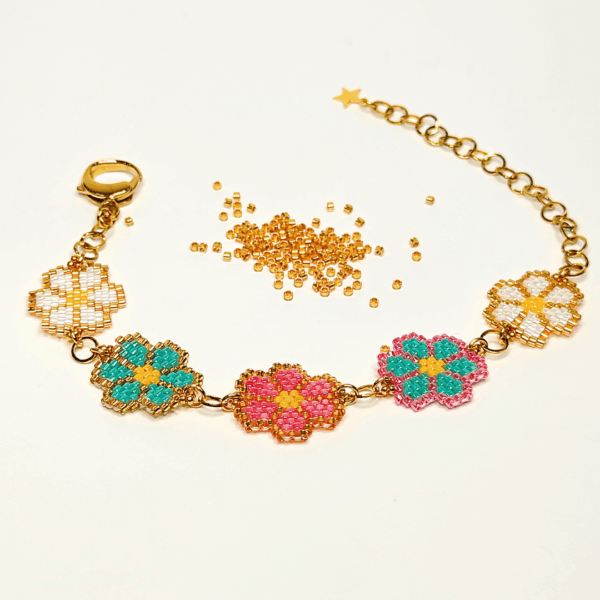 Bracciale margherite colorate con catena in acciaio dorato