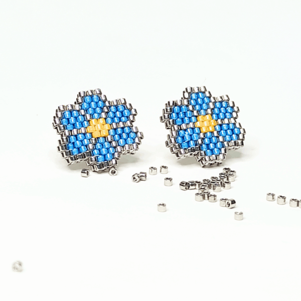 ORECCHINI LE MARGHERITE di perline argentate blu