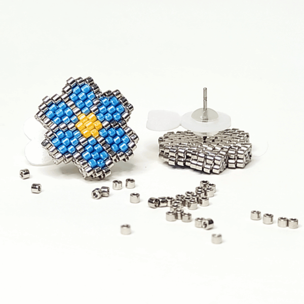 ORECCHINI LE MARGHERITE di perline argentate blu