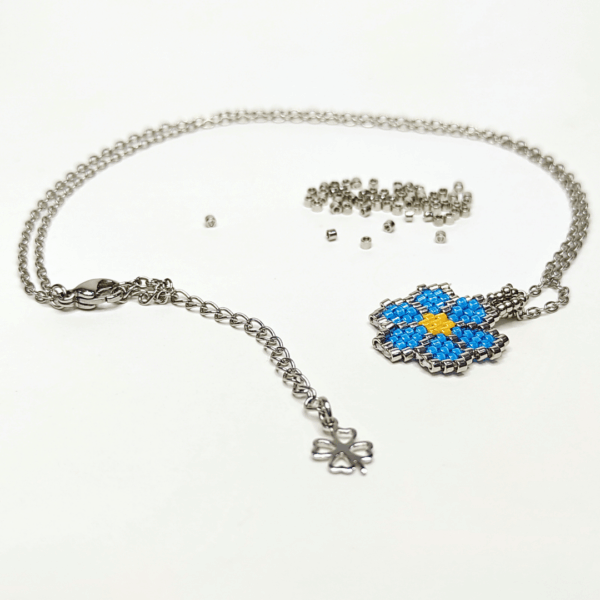 Collana margherita blu con catena in acciaio e charm in argento 925