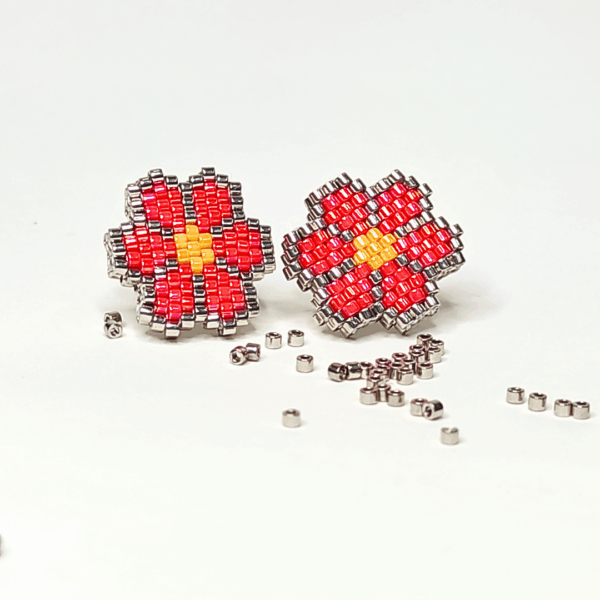 ORECCHINI LE MARGHERITE di perline argentate e rosse