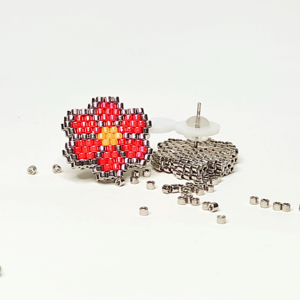 ORECCHINI LE MARGHERITE di perline argentate e rosse