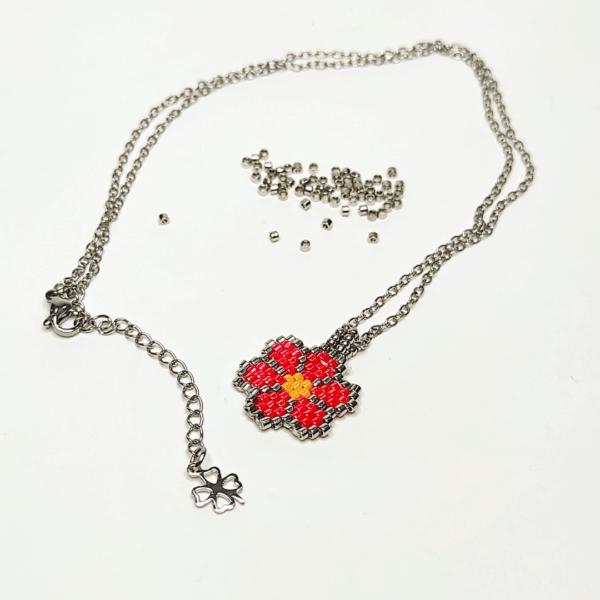 Collana margherita rossa con catena in acciaio e charm in argento 925