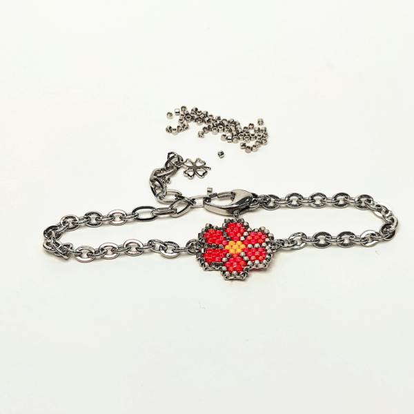 Bracciale margherita rossa con catena in acciaio e charm in argento 925
