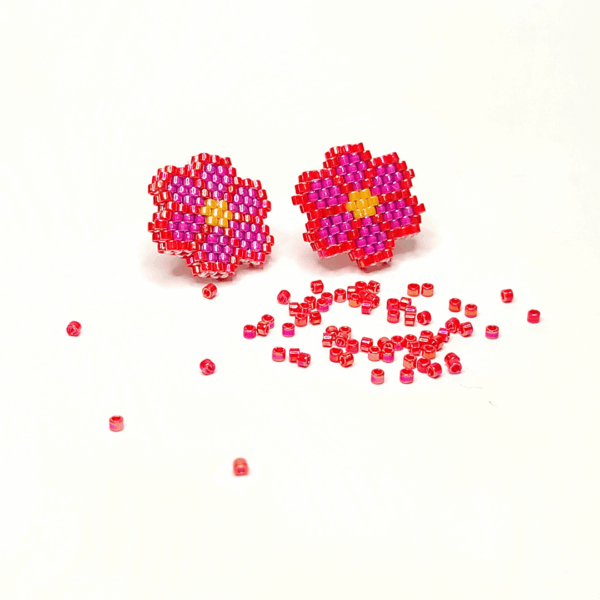 ORECCHINI LE MARGHERITE di perline rosse e rosa