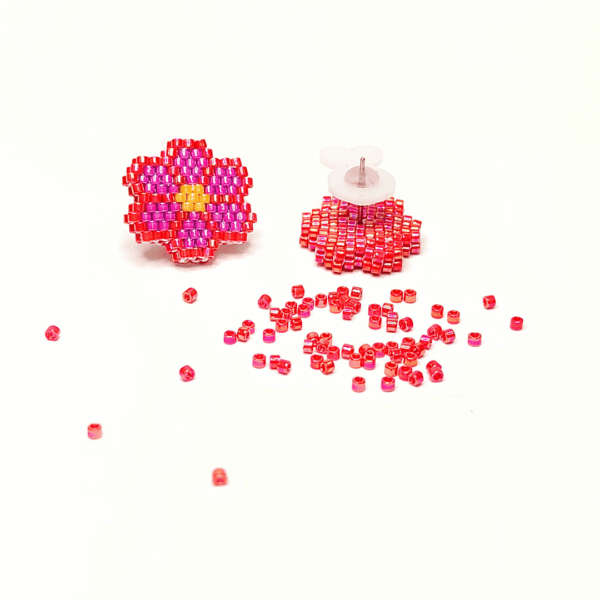 ORECCHINI LE MARGHERITE di perline rosse e rosa