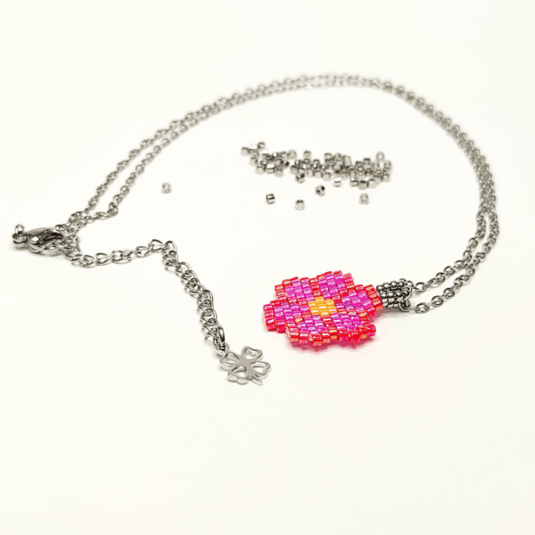 Collana margherita rosa e rossa con catena in acciaio e charm in argento 925