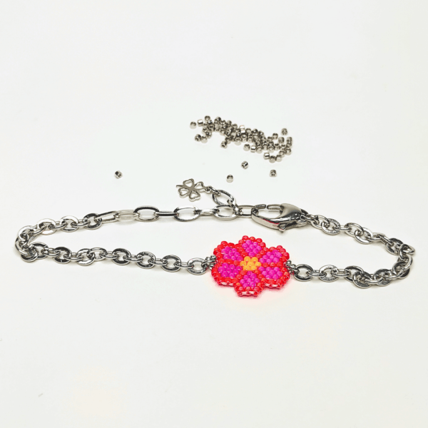 Bracciale margherita rosa con catena in acciaio e charm in argento 925