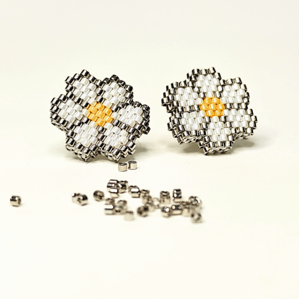 ORECCHINI LE MARGHERITE di perline argentate