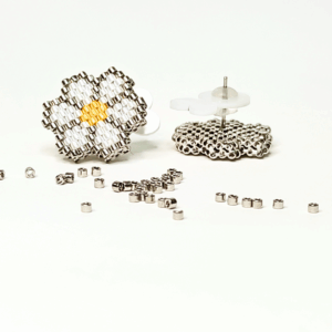 ORECCHINI LE MARGHERITE di perline argentate