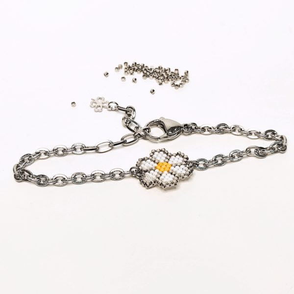 Bracciale margherita con catena in acciaio e charm in argento 925